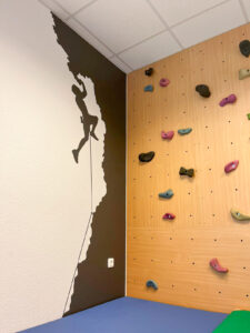 Kletterwand mit Haltegriffen an der Wand