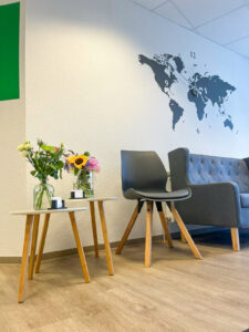 Eingangsbereich mit Stuhl zum Warten