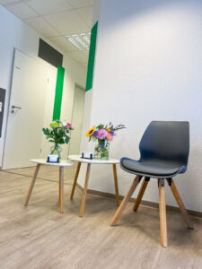 Eingangsbereich mit Stuhl zum Warten
