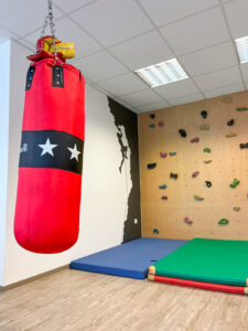 Therapieraum in der Ergotherapie Uchte mit einem Boxsack