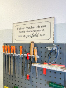 Werkraumraum in der Ergotherapie Uchte mit Werkbank und verschiedenem Werkzeug