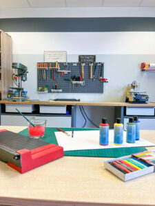 Werkraumraum in der Ergotherapie Uchte mit Werkbank und verschiedenem Werkzeug