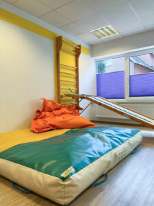 Therapieraum in der Ergotherapie Uchte mit Kletterwand