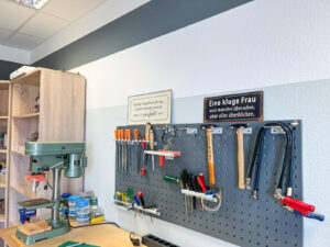 Werkraumraum in der Ergotherapie Uchte mit Werkbank und verschiedenem Werkzeug