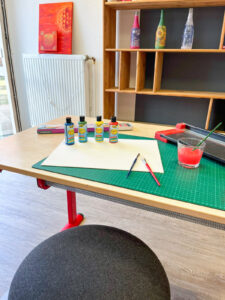 Therapieraum in der Ergotherapie Uchte mit Farben, Pinseln und Papier zum Malen