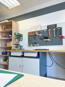 Werkraumraum in der Ergotherapie Uchte mit Werkbank und verschiedenem Werkzeug