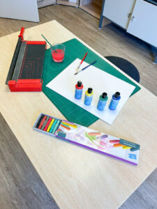 Therapieraum in der Ergotherapie Uchte mit Farben, Pinseln und Papier zum Malen