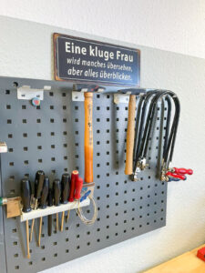 Werkraum in der Ergotherapie Uchte mit Hammer und Sägen