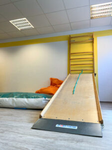Therapieraum in der Ergotherapie Uchte mit einer Kletterwand